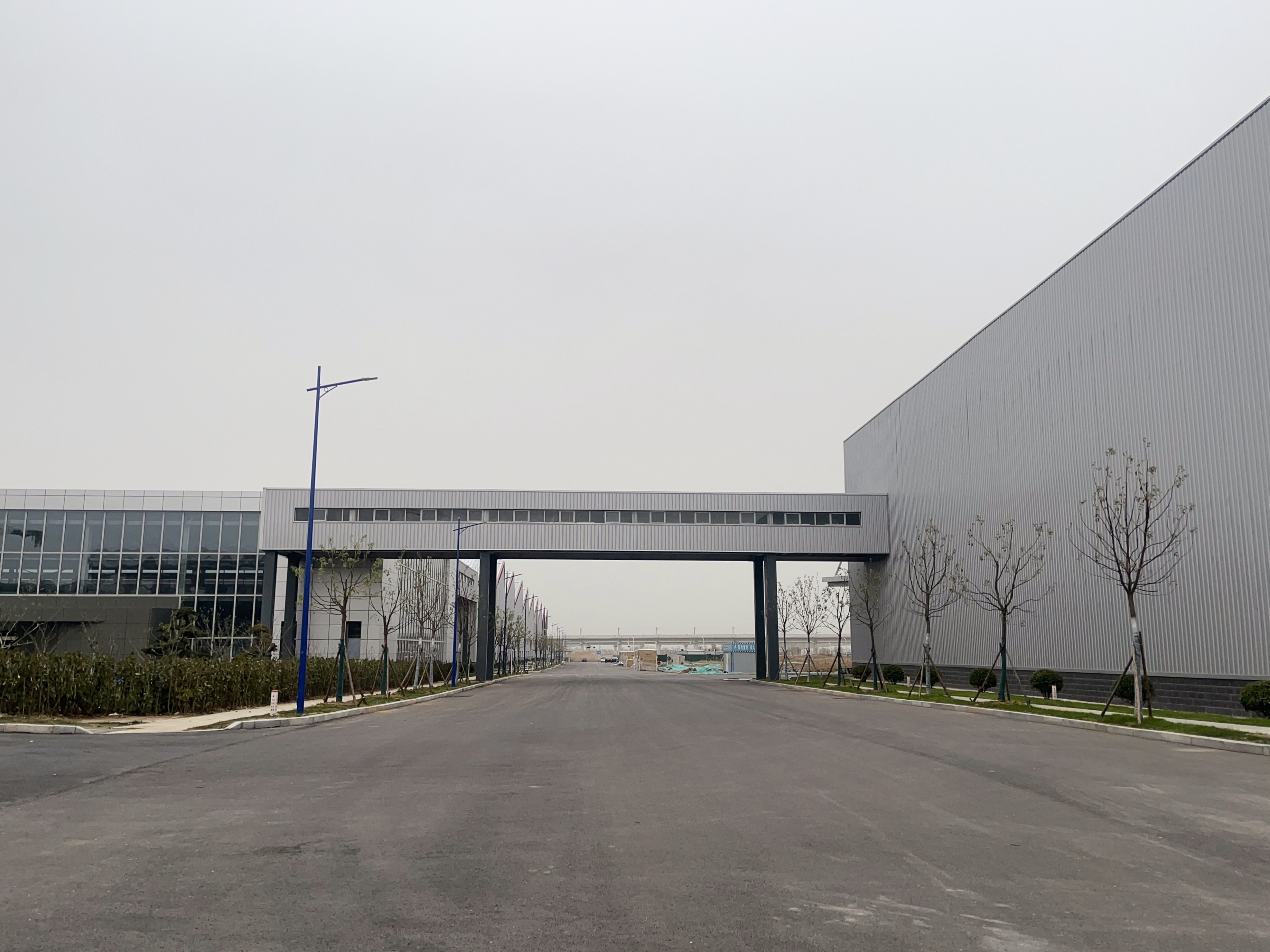 跨车间物料传送长廊.jpg